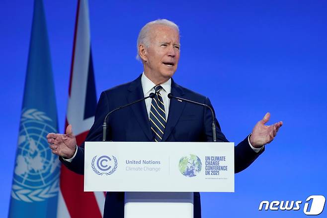 조 바이든 미국 대통령이 1일(현지시간) 영국 글래스고에서 열리는 유엔 기후변화 협약 당사국 총회(COP26)서 연설서 "트럼프 행정부가 파리협약에서 탈퇴한 데 대해 사과한다"고 말하고 있다. ⓒ 로이터=뉴스1 ⓒ News1 우동명 기자