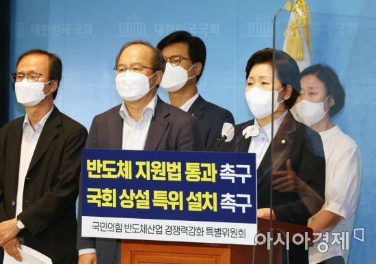 양향자 국회 반도체산업 경쟁력 강화 특별위원장이 2일 국회 소통관에서 반도체산업 경쟁력 강화 특별위원회 활동 성과를 발표하고 있다./윤동주 기자 doso7@