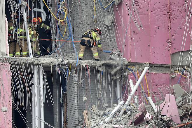 지난 1월 25일 오후 광주 서구 화정동 현대산업개발 아이파크 아파트 신축 공사 붕괴사고 현장 상층부에서 전문구조대원 등 수습당국이 실종자 수색·잔해물 제거 작업을 벌이고 있다. /뉴스1