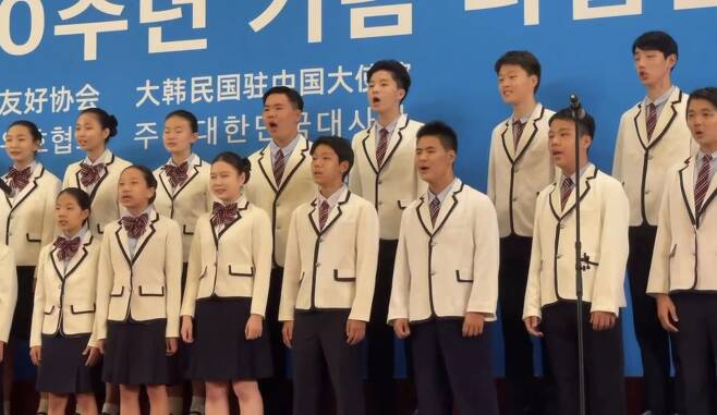 24일 베이징에서 열린 한중 수교 30주년 기념행사에서 북경한인소년소녀합창단 공연 등 다양한 문화 행사도 함께 열렸다.
