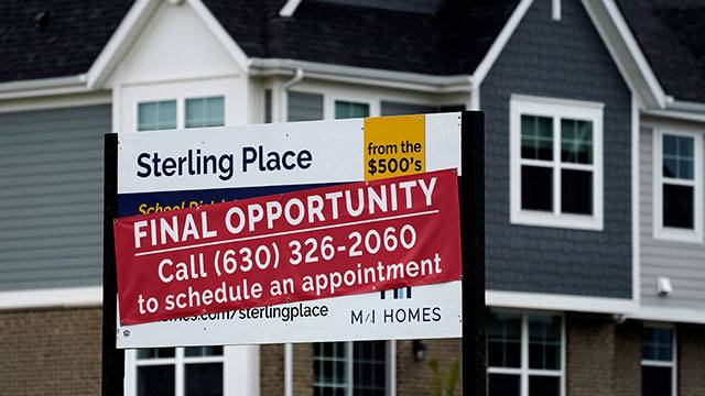 미국 신규주택 판매가 급감하는 등 부동산 시장이 급속히 냉각되고 있다. 사진은 미국의 한 주택 판매 안내판. /ⓒAP=뉴시스