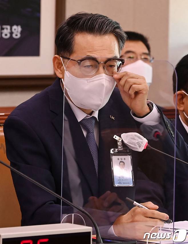 (서울=뉴스1) 오대일 기자 = 김정렬 한국국토정보공사 사장이 14일 국회에서 열린 국토교통위원회의 한국부동산원 등의 국정감사에서 질의에 답변하고 있다. 2021.10.14/뉴스1
