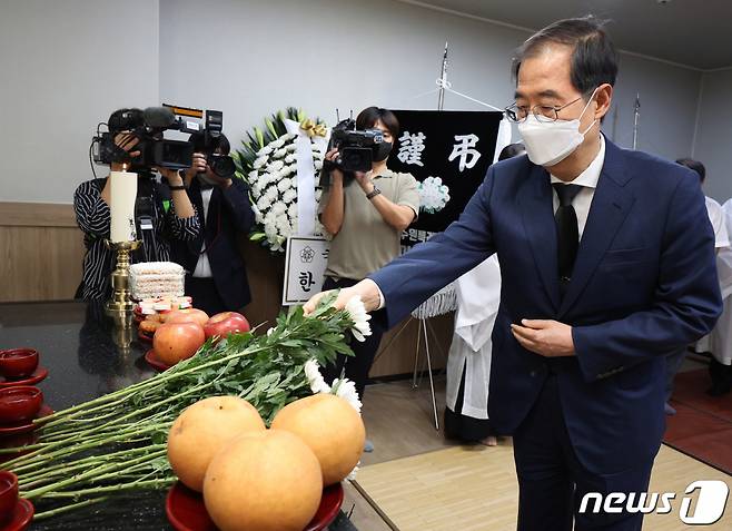 (수원=뉴스1) 김영운 기자 = 한덕수 국무총리가 25일 오후 경기 수원시 권선구 수원중앙병원 장례식장에 마련된 수원 세 모녀 빈소를 찾아 헌화하고 있다. (공동취재) 2022.8.25/뉴스1 Copyright (C) 뉴스1. All rights reserved. 무단 전재 및 재배포 금지.