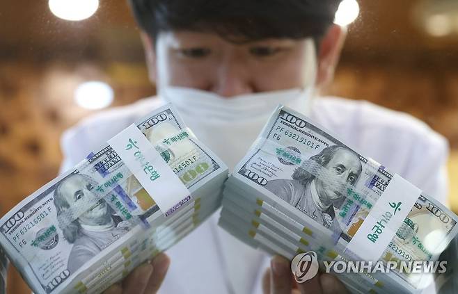 달러화 강세속 원/달러 환율 상승 계속될 전망 (서울=연합뉴스) 이지은 기자 = 24일 오전 서울 중구 하나은행 위변조대응센터에서 직원이 달러를 정리하고 있다. 전날 원/달러 환율이 1,346원까지 뛰어오르며 연고점을 경신했다. 윤석열 대통령이 '리스크 관리'를 강조한 데 이어 외환당국도 구두 개입에 나섰지만, 글로벌 달러화 강세 속에서 원/달러 환율 상승 흐름 자체를 막기에는 역부족이었다. 전문가들은 환율의 추세적 상승이 당분간 계속될 것으로 내다봤다. 2022.8.24 jieunlee@yna.co.kr