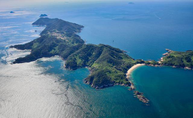서해의 하와이로 불리는 충남 태안군 근흥면 가의도 항공사진. 서해안 섬치고는 주변 수심이 깊어 다양한 어류가 서식한다. 강태공들 사이에선 성지로 소문이 났고, 최근에 트레킹 코스도로 각광받고 있다. 태안군 제공