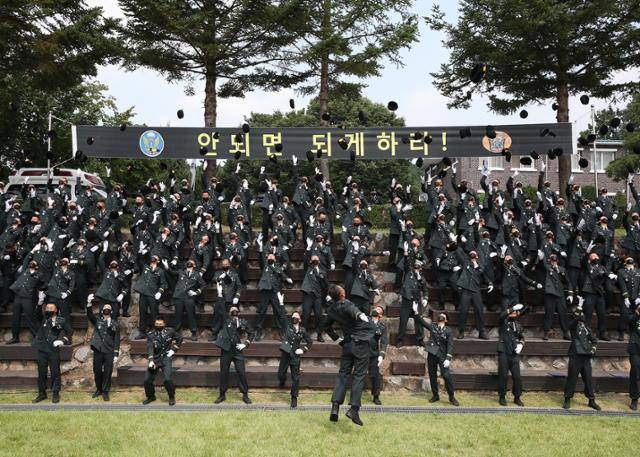 26일 경기 광주시 육군특수전학교에서 열린 53기 3차 특전부사관 임관식에서 신임 특전부사관들이 베레모를 하늘로 던지며 임관을 자축하고 있다. 육군 제공