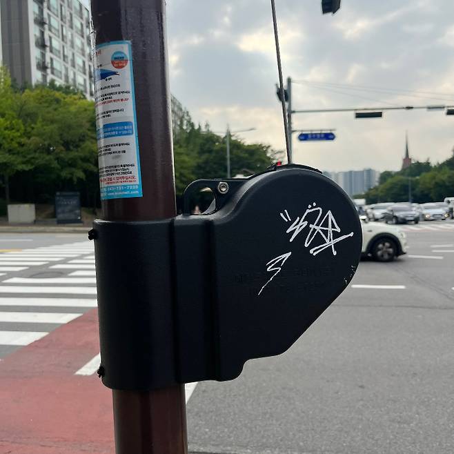 권곡사거리 한 대형 교회 앞 그늘막에도 낙서가 쓰여 있다. 독자 제공