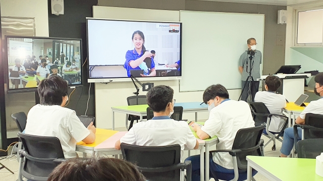 경주고등학교는 지난 5월 23일부터 8월 22일까지 태국 PCSHSCR 과학고(Princess Chulabhorn Science High School Chiang Rai, 치앙라이 츨라본 공주 과학고등학교)와 ‘세계시민교육(GCED)과 지속가능한 발전목표(SDGs)를 위한 한국-태국 온라인 국제교육교류사업’의 일환으로 온라인 교류 수업을 진행했다. 사진은 경주고 학생들이 태국 학생의 발언을 온라인 영상 연결을 통해 듣고 있는 모습. 경주고 제공