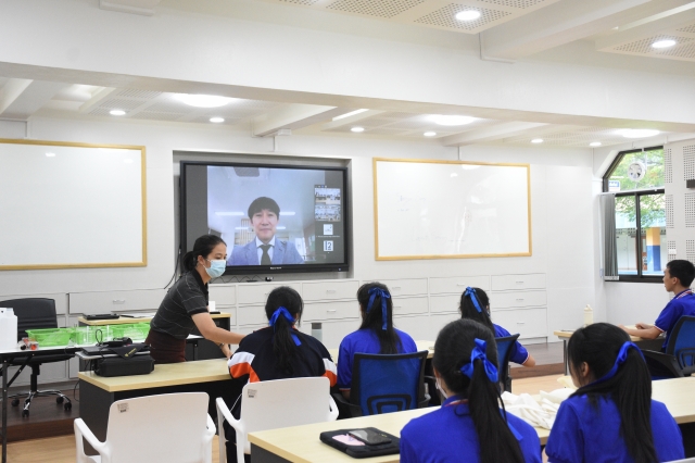 경주고등학교는 지난 5월 23일부터 8월 22일까지 태국 PCSHSCR 과학고(Princess Chulabhorn Science High School Chiang Rai, 치앙라이 츨라본 공주 과학고등학교)와 ‘세계시민교육(GCED)과 지속가능한 발전목표(SDGs)를 위한 한국-태국 온라인 국제교육교류사업’의 일환으로 온라인 교류 수업을 진행했다. 사진은 스크린 속 배철민 경주고 교사가 태국 학생들을 대상으로 온라인 수업을 진행하는 모습. 경주고 제공