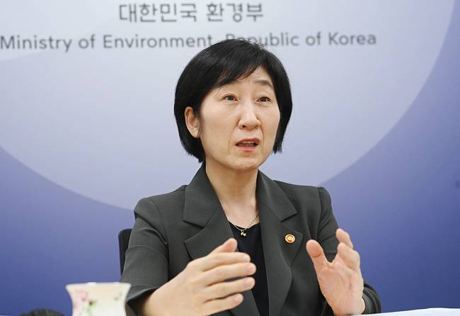 한화진 환경부 장관이 지난 22일 서울 서초구 한강홍수통제소에서 진행한 인터뷰에서 “환경 규제 전반을 혁신해 기업의 적발률보다 준수율을 높이도록 하겠다”며 환경 규제 혁신을 강조하고 있다. 김동훈 기자