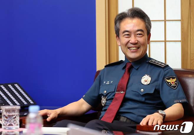 윤희근 경찰청장이 25일 서울 서대문구 미근동 경찰청 접견실에서 뉴스1과 인터뷰를 하고 있다. 2022.8.25/뉴스1 ⓒ News1 이동해 기자