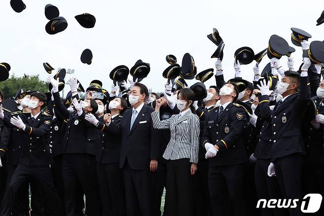 윤석열 대통령과 부인 김건희 여사가 19일 충북 충주 중앙경찰학교 대운동장에서 열린 중앙경찰학교 310기 졸업식에서 졸업생들과 기념촬영을 하고 있다. (대통령실 제공) 2022.8.19/뉴스1 ⓒ News1 오대일 기자