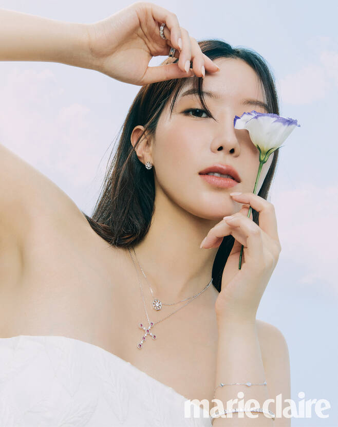 Seoul) = The alluring pictorial of actor Im Soo-hyang has been released.The September issue of the magazine Marie Claire, released on the 30th, featured Im Soo-hyang, who boasts more beautiful beauty.Im Soo-hyang also showed a variety of jewelery styling in a unique dreamy and elegant atmosphere.He also created an alluring atmosphere by matching diamond neckless and bracelets with burgundy color dresses, and added a simple and neat charm by wearing a pearl necklace and chain bracelet in a bright blue dress.On the other hand, Im Soo-hyang has been loved by the public by appearing as a prosecutor who is full of justice in MBC drama Doctor Royer which recently ended.