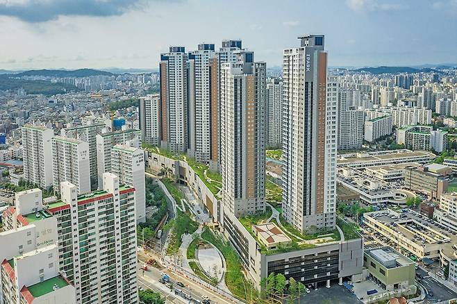 오는 10월 입주를 앞둔 서울 구로구 고척동 '고척 아이파크' 아파트 전용면적 79㎡ 주택형 내부(위 사진)와 단지 외관. 이 아파트는 최장 10년 거주 가능한 공공지원 민간임대주택으로 2200가구가 넘는 대단지에 지상 45층 초고층으로 지어 지역 랜드마크가 될 것으로 보인다. /HDC현대산업개발