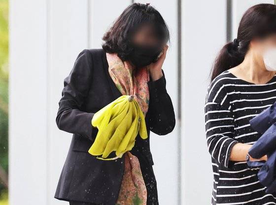 '경기도 법인카드 유용' 의혹 사건의?핵심에 있는 이재명 더불어민주당 대표의 배우자 김혜경씨의 측근 배모씨(전 경기도청 소속 5급 사무관·별정직)가 30일 오전 경기 수원시 영통구 수원지방법원으로 영장실질심사를 받기 위해 들어가고 있다. 뉴스1