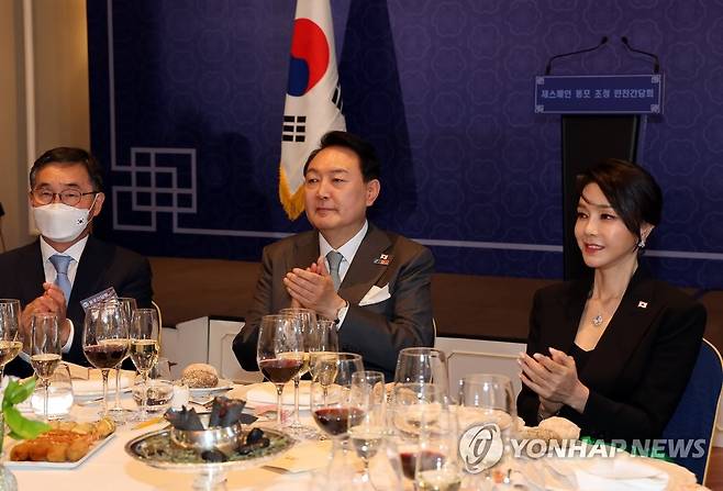 박수치는 윤석열 대통령 내외 (마드리드=연합뉴스) 서명곤 기자 = 윤석열 대통령과 김건희 여사가 29일(현지시간) 스페인 마드리드 만다린 오리엔탈 리츠호텔에서 열린 동포 만찬간담회에서 박수를 치고 있다. 2022.6.30 seephoto@yna.co.kr