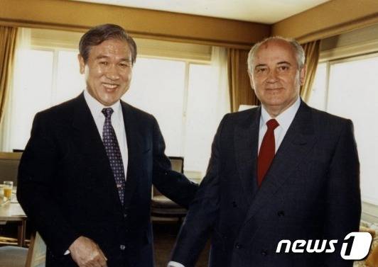 노태우 한국 대통령과 고르바초프는 1991년 4월 20일 제주에서 정상회담을 가졌다.