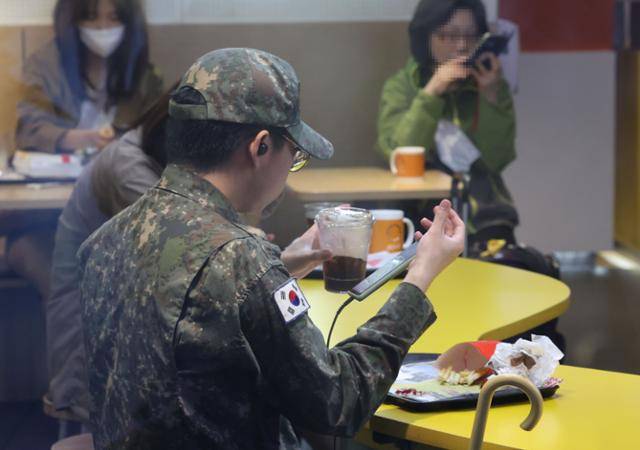 윤석열 정부는 병장 기준 월 급여를 올해 82만 원에서 2023년 130만 원, 2025년 205만 원으로 올릴 계획이다. 사진은 서울역에서 식사를 하는 군인 모습. 연합뉴스