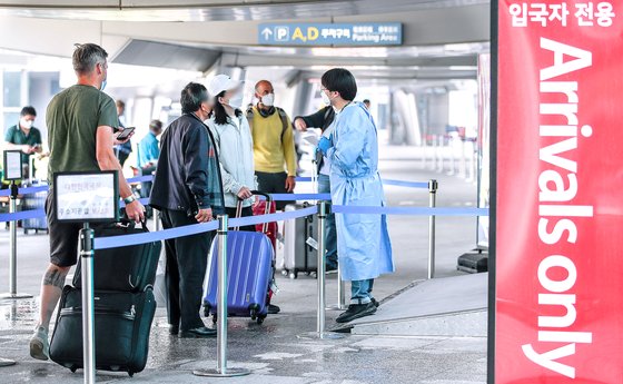 인천국제공항 제1터미널에 마련된 코로나19검사센터를 찾은 입국자들. 뉴시스