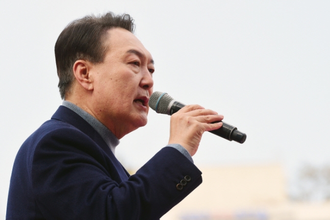 윤석열 국민의힘 대선 후보가 2022년 2월22일 오후 충남 홍성군 내포신도시에서 열린 유세에서 지지를 호소하고 있다. 사진공동취재단