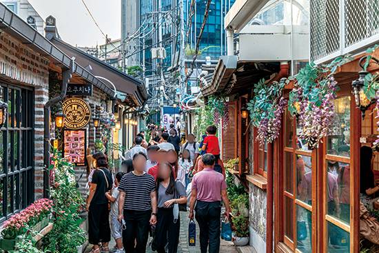 익선동 상권은 젊은이들이 몰려드는 ‘트렌디’한 상권이 된 지 오래다. 코로나19 유행과 무관하게 손님이 몰린다. (윤관식 기자)