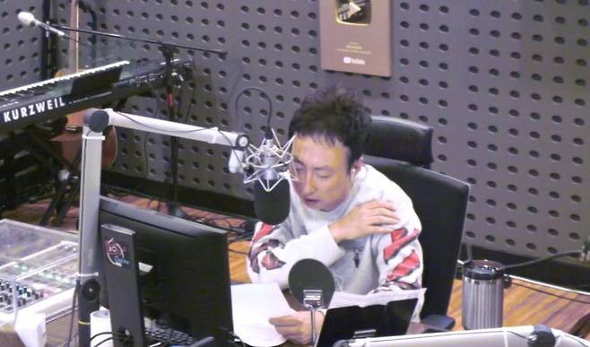 Park Myeong-su confessed to the experience of car being scratched by othersOn August 31, KBS Cool FM Park Myeong-sus Radio show, GABEE and Jonathan conducted Studio Honket Fighter corner.The story arrived that he had lied to the groom because he was going to scratch the car.Park Myeong-su said, There are so many such cases. Suddenly, my wifes expression is not good, so I have to say, Whats going on? And I have to say something.Im angry, but Im not hurt. You can fix it. Its okay. I said that, but I was torn.I often scratched my car more than I scratched my car, he said. My father scratched the front Sepia latimanus in the corner before.My father said, Ive sinned to death. What do you mean? And he came out to work with me.Sepia latimanus was scratched. I can not get angry with Wife, but I remember I was angry with my father, What is this?! he joked.GABEE also agreed, The company teacher has pulled the car instead, Sepia latimanus has gone out.Park Myeong-su said: It does.Instead, I went to the car and said, Once a young friend did a manager, but in the morning, there was a car, but there was no manager.I couldnt reach him. I opened the door and found the car open and keys. I was angry, but I turned on the engine and went to the station.I was running, but I didnt open the door, and there was a cool wind. The windows were closed.Bonnie Trunk was open. She went back hard to park, smashed it with a wall. She ran away because she was afraid of me. Park Myeong-su said, I am glad that I did not hurt people, rather than betting on it. I was surprised that I did not get hurt.Park Myeong-su, who said it was 24 years ago, told listeners: Drive safe, do as you can, and in that case, there was a contact accident.Because the Friend is the first to drive a car. I did not know the gap. 
