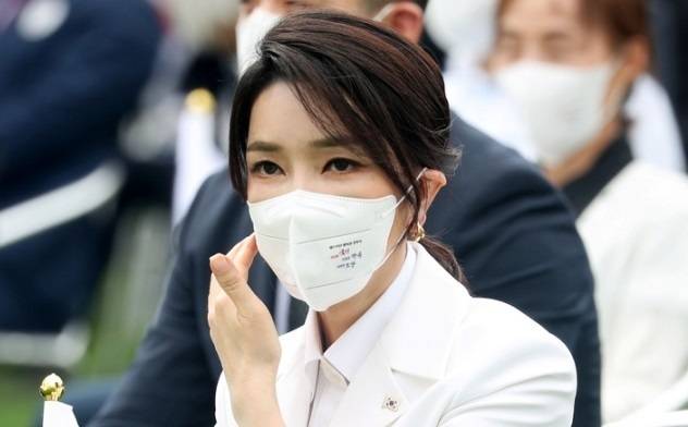 윤석열 대통령의 부인 김건희 여사가 지난 15일 서울 용산 대통령실 잔디마당에서 열린 제77주년 광복절 경축식에 참석한 모습. 뉴시스