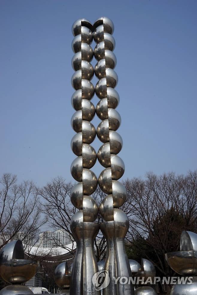 올림픽공원조각공원 '올림픽-1988' (서울=연합뉴스) 진성철 기자 = 서울 송파구 올림픽공원조각공원에 있는 문신 작가의 '올림픽-1988'. 2022.3.4 zjin@yna.co.kr