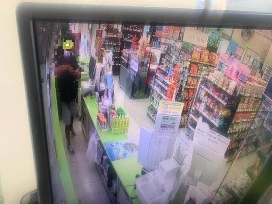 제주 연동의 한 편의점에서 청소년 3명이 담배와 라이터를 훔치는 모습. 사진 온라인 커뮤니티 ‘보배드림’ 캡처