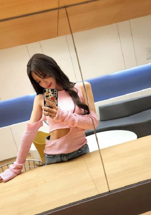 Singer and broadcaster Lee Mi-joo, 28, from the group Lovelyz, has emanated a reversal charm.On the first day, Lee Mi-joo posted several recent photos on Instagram.Lee Mi-joo, in the photo, has a mirrored figure on his mobile phone: Lee Mi-joo, who has a fascinating atmosphere with a top with shoulders, arms and waist open decorations.In particular, Lee Mi-joo has admiration for owning luxury abs in his skinny body.Meanwhile, Lee Mi-joo is appearing on MBC What do you do when you play?, cable channel Mnet TMI NEWS SHOW.