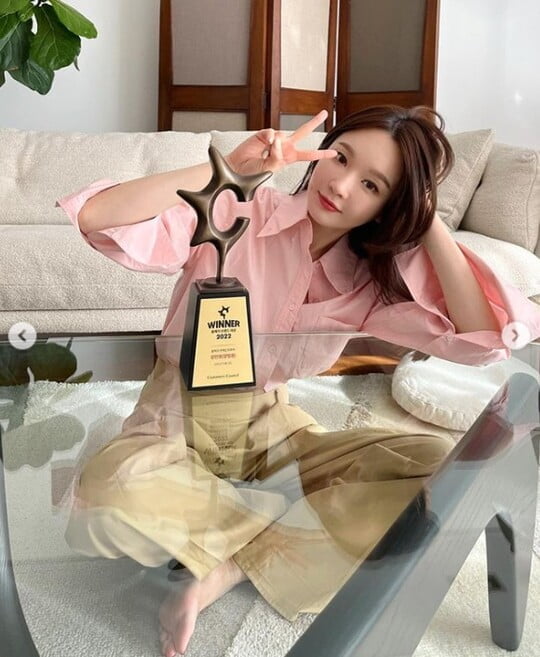 Group Davichi member Kang Min-kyung won the Celebrity YouTuber of the Year award.Kang Min-kyung said through his instagram on the 2nd, I did the kidnapping ... really thanks to the subscribers.I think it will be fun if I get crazy about something. In the public photos, Kang Min-kyung, who won the Celebrity YouTuber of the Year award, is taking a certified photo with the trophy.Kang Min-kyungs goddess visual, which stands out than the trophy, captures the attention of the viewers.