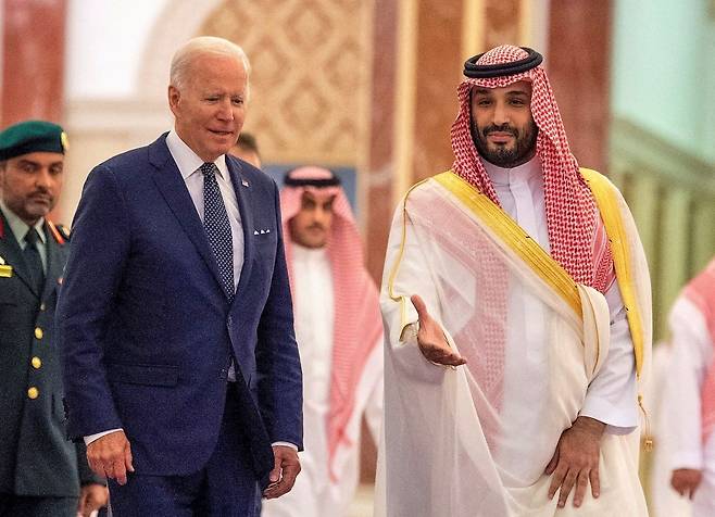 사우디 아라비아는 석유수출국이지만 싼 러시아 석유를 수입해 쓰면서 자국의 석유는 비싼 가격에 수출해 이익을 보고 있다. 사진은 모하메드 빈 살만 사우디 왕세자(오른쪽)가 지난 7월 15일 사우디의 제다에서 조 바이든 미국 대통령과 만나는 모습./사우디 왕세자궁