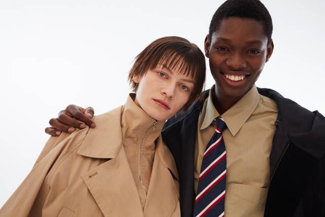 우리나라 1세대 여성복 브랜드인 '스튜디오 톰보이'는 브랜드 특유의 오버사이즈 핏과 자유분방한 감성을 표현한 젠더리스 패션을 전개하고 있다. 신세계인터내셔날 제공