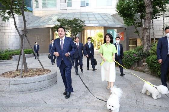 윤석열 대통령이 용산 대통령실 청사로 출근하기 위해 지난 5월 11일 오전 서울 서초구 서초동 자택을 나서고 있다. 김건희 여사가 배웅하고 있다. 사진 대통령실