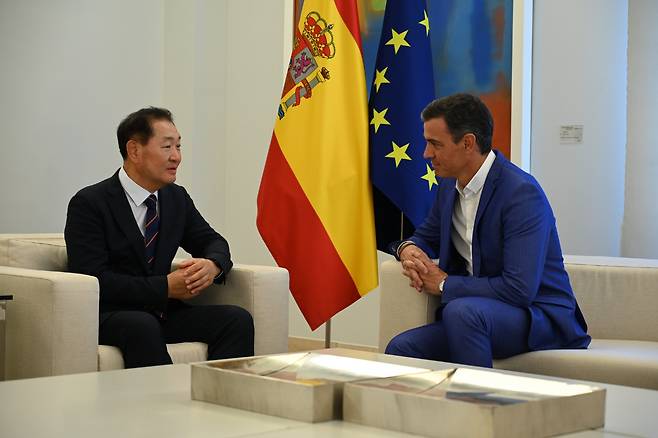 한종희(왼쪽) 삼성전자 부회장이 지난달 31일(현지시간) 스페인 마드리드 몽클로아궁에서 페드로 산체스 총리와 대화를 나누고 있다. 삼성전자 제공