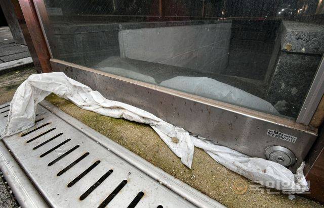 4일 서울 서초구 강남역 인근의 한 건물 지하 입구 문이 침수 피해를 막기 위해 막혀 있다.