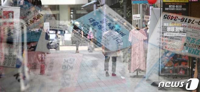 명동의 폐점 매장에 놓인 대부업체 광고지 /사진=뉴스1