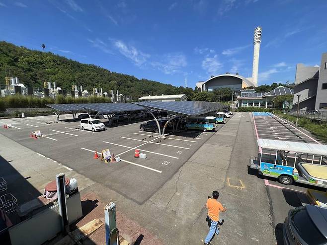 서울시가 광역자원회수시설(광역소각장) 후보지로 선정한 마포구 상암동 마포자원회수시설 옆 신규 부지 전경. 서울시는 2026년까지 현 운영중인 마포자원회수시설 옆 1000톤급 지하시설을 신규로 짓고 난 뒤 기존 시설을 2035년까지 철거하기로 했다. /사진제공=뉴시스