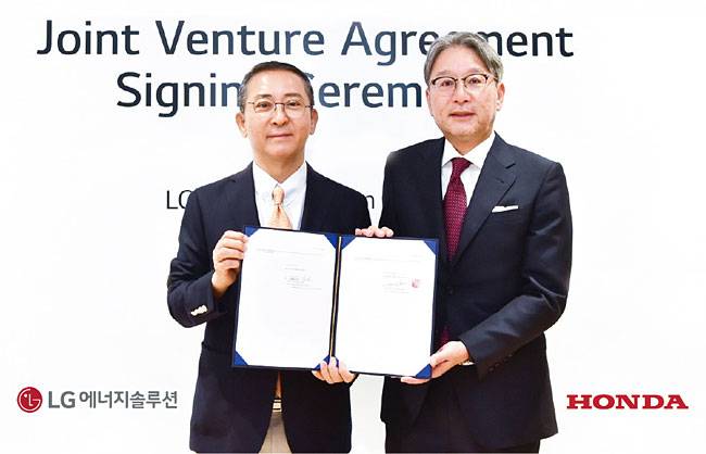 LG에너지솔루션 CEO 권영수(왼쪽) 부회장과 미베 토시 히로 혼다 CEO. 사진 LG에너지솔루션