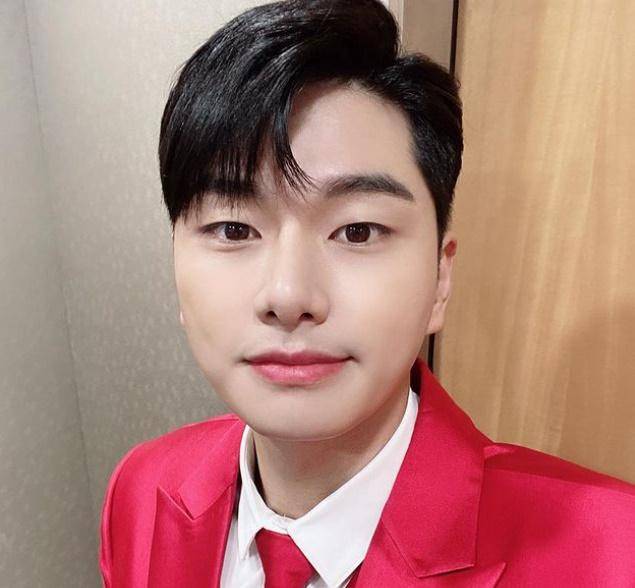 이이경은 '칼퇴근'을 발매한 배가수다. 그는 음악 방송에 출연해 무대를 꾸미는 등의 활약으로 시선을 모았다. 이이경 SNS