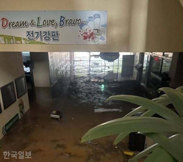 태풍 힌남노의 영향으로 많은 비가 내리면서 포스코 포항제철소의 공장 내부가 물에 잠겨 있다. 독자제공
