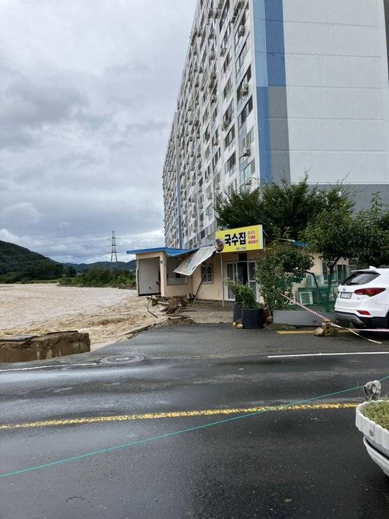 제11호 태풍 '힌남노' 영향으로 경북 포항시 남구 오천읍에서 하천이 범람하면서 아파트 바로 앞 토사까지 유실되는 아찔한 광경을 연출하고 있다. 사진 독자