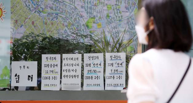 (서울=뉴스1) 김진환 기자 = 서울시 노원구 아파트값이 5주 연속 마이너스다. 15억원 이하 아파트가 많은 지역으로 대출규제와 금리인상의 직접적인 영향을 받는 것으로 보인다. KB부동산이 발표한 주간KB주택시장동향 자료에 따르면 지난 6일 기준 서울 아파트 매매가격은 전주보다 0.03% 올랐다. 지난달 23일 0.05%를 기록한 후 0.04%, 0.03% 등 매주 상승폭이 조금씩 낮아졌다. 자치구별로 보면 25개 자치구 중 서대문구(-0.06)와 노원구(-0.04%)만 하락했다. 서대문구는 2주 연속 하락이고 노원구는 5주 연속 하락이다. 노원구의 아파트값 하락은 가파른 금리인상 영향 등이 큰 것으로 풀이된다. 대출로 집을 살 수 있는 15억원 이하 아파트가 대다수를 차지하기 때문에 대출규제와 금리인상에 상대적으로 더 예민하다. 사진은 13일 오후 서울 노원구 중계동에 위치한 한 공인중개업소의 모습. 2022.6.13/뉴스1