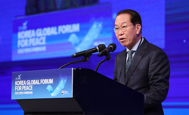 권영세 통일부 장관이 지난달 30일 오전 서울 중구 밀레니엄힐튼서울에서 열린 2022 한반도국제평화포럼에서 개회사를 하고 있다. 연합뉴스