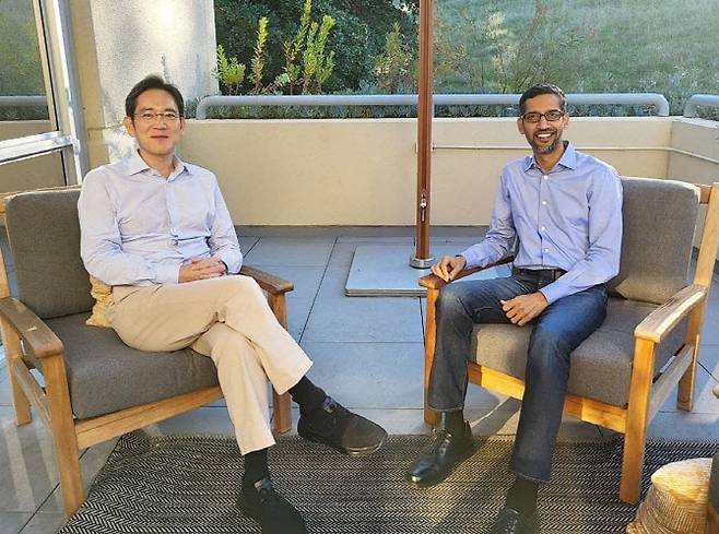 이재용 삼성전자 부회장(사진 왼쪽)이 지난달 22일(현지시간) 미국 캘리포니아주 마운틴뷰 구글 본사에서 순다르 피차이 구글 CEO와 만나 기념 촬영을 하고 있다. (사진=삼성전자 제공)