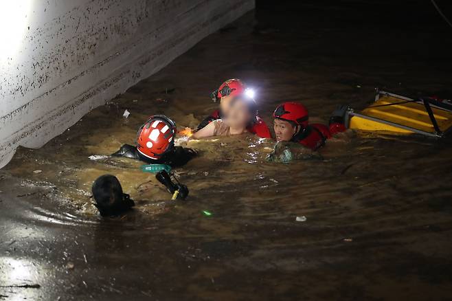 2022년 9월 6일 제11호 태풍 힌남노의 영향으로 내린 집중호우에 침수된 경북 포항시 인덕동의 한 아파트 지하 주차장에서 합동구조대원들이 여성 생존자 1명을 구조해 나오고 있다. /남강호 기자