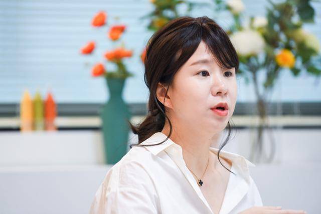 에디터 H 경화씨는 평소 자신의 콘텐츠와 SNS에 즐겨 쓰는 브랜드에 대한 애호를 적극적으로 드러낸다. 김하겸 인턴기자