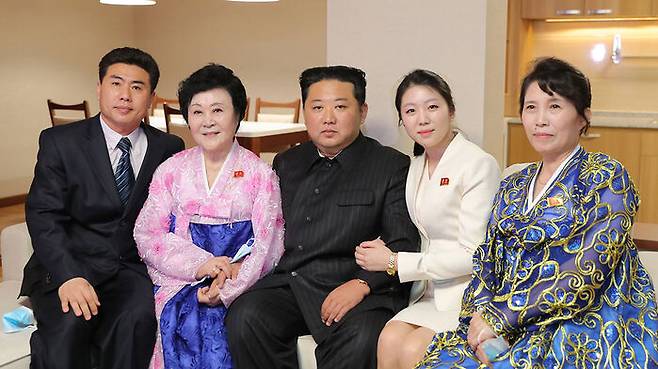 리춘히 아나운서(왼쪽 두번째)에게 새집 선물한 김정은 (사진=평양 조선중앙통신 제공, 연합뉴스)