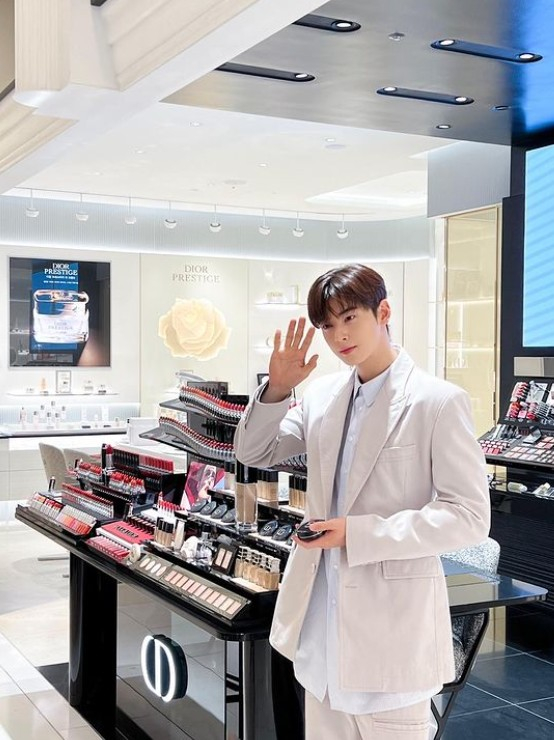 Cha Eun-woo released several photos on her Instagram on Friday, along with the phrase (luxury) D company beauty.In the photo, Cha Eun-woo was wearing sunglasses and laughing brightly while revealing the gauntlet.Cha Eun-woos face, which she wore sunglasses, was half covered and certified a cowpox.The netizens who watched this responded such as I am not a real person, It seems to be better to call it a face pride than a product advertisement, Is not it guilty to cover my face?Meanwhile, Cha Eun-woo recently met with world fans in the Asian fan meeting tour 2022 Just One Ten Minute in the Just One 10 Minute ().