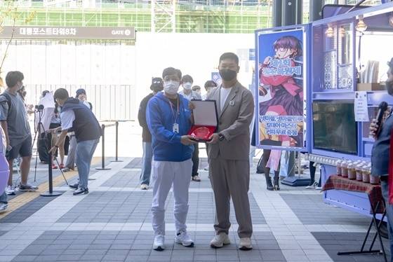 넷마블의 ‘페이트 그랜드오더’의 경우 지난 7일 이용자들이 운영팀에게 커피 트럭을 배달했다. 지난해 첫 번째 트럭 시위를 맞은 게임이었으나 이후 적극적인 개선 노력과 소통에 이용자들이 격려 차원에서 보낸 커피 트럭이다. 현장에서 이용자들은 운영팀에게 감사패도 전달했다.